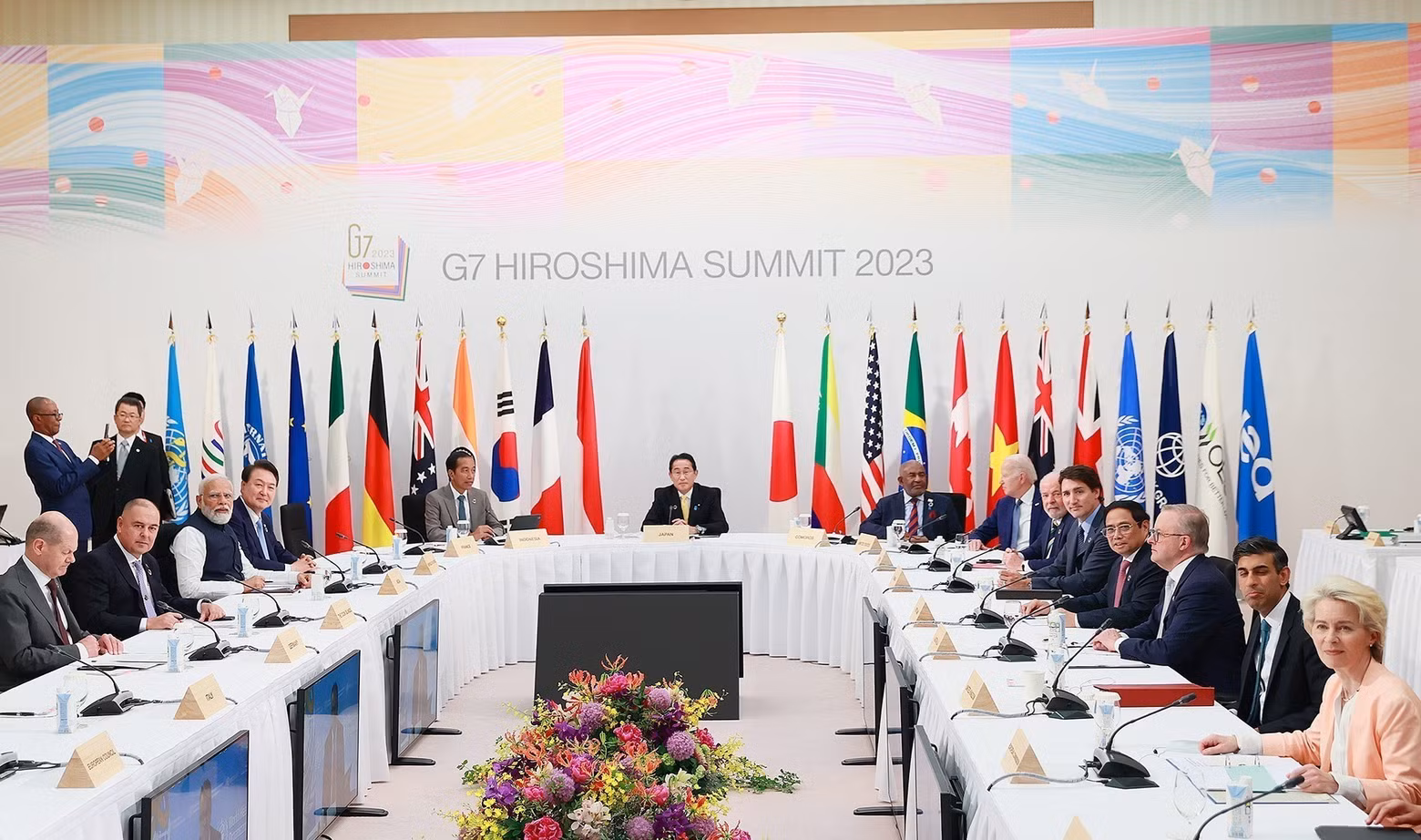 An overview of the discussion on cooperation in solving multiple crises. (Photo: VNA)