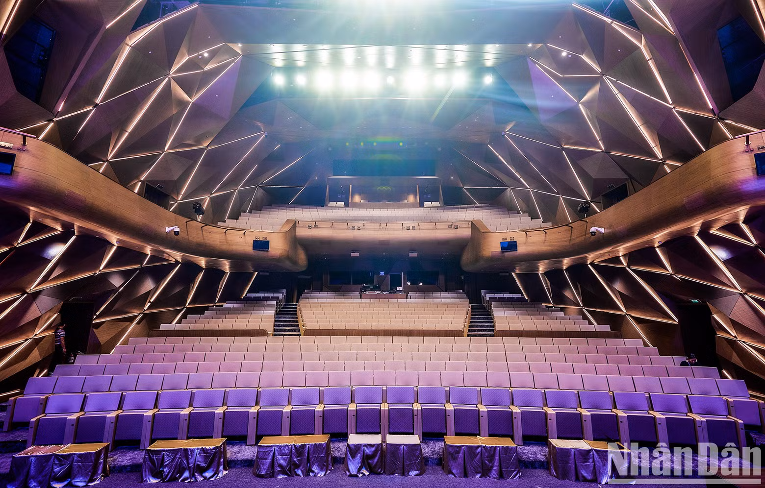 The lighting system was installed by a contractor who used to build sound systems and stage equipment for the Metropolitan Opera (in the US), one of the 10 most famous theatres in the world.