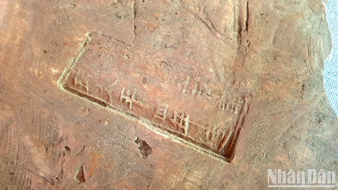 The bricks found have smooth sides. On each brick, there is a line of braille in Chinese that was identified from the Ly Dynasty (in the 11th century).