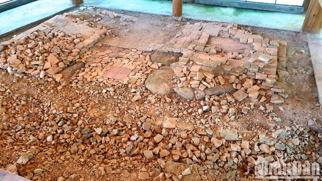 Through the remaining relics, archaeologists said Tuong Long Tower was built at the same time as Bao Thien Tower in Thang Long Citadel. Tuong Long Tower was repaired and restored many times during the Tran and Le Dynasties but was destroyed by Nguyen Dynasty’s court in 1804, to get bricks for the construction of Hai Duong Citadel. This proved that the ancient Tuong Long Tower was extremely large and superficial.
