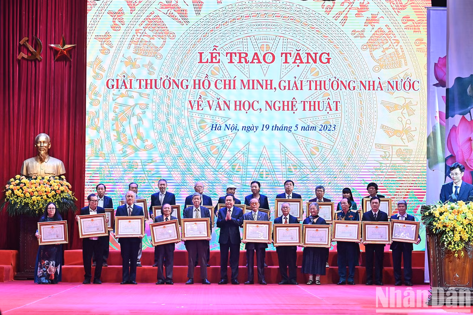 Standing Vice Chairman of the National Assembly Tran Thanh Man presents State Awards to authors and representatives from the authors’ families.