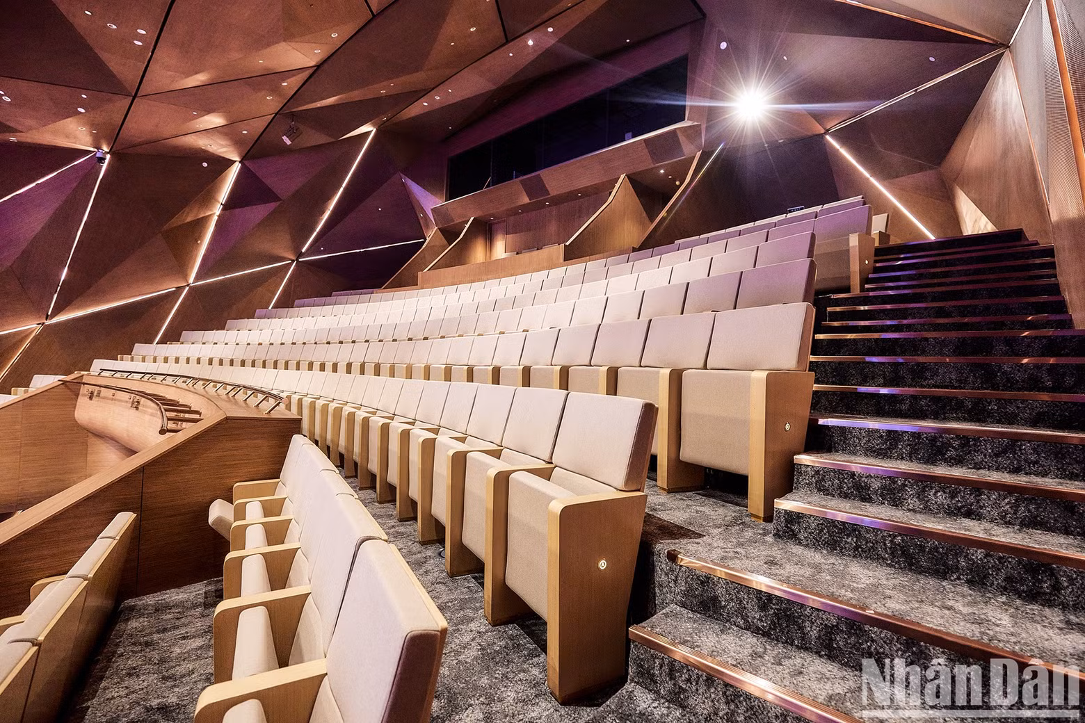 Each audience seat is equipped with air-conditioning vents at the bottom, helping to distribute the temperature evenly.