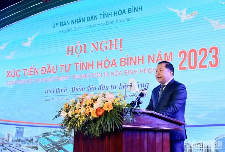 Secretary of Hoa Binh Provincial Party Committee Nguyen Phi Long delivers an opening speech.