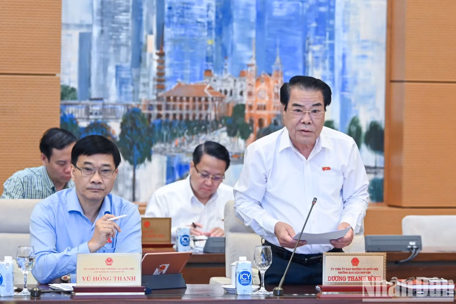 Head of the People’s Volunteer Department under the NA Standing Committee Duong Thanh Binh presents reports at the meeting.