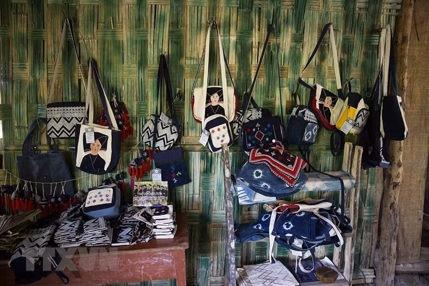 Handmade souvenirs made from brocade fabric are sold at homestays in Sung Village. (Photo: Trong Dat/VNA)