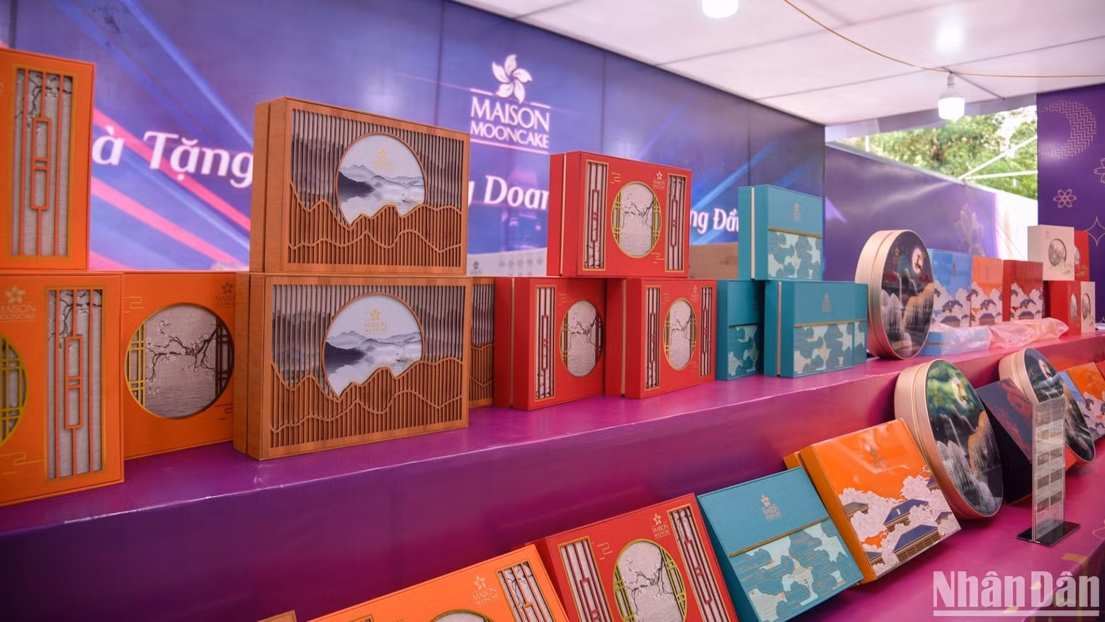 According to a kiosk’s owner, people's demand for mooncakes has been increasing day by day. This year, mooncakes have more new designs and flavours than last year, making it easier for buyers to choose cakes. According to a kiosk’s owner, people's demand for mooncakes has been increasing day by day. This year, mooncakes have more new designs and flavours than last year, making it easier for buyers to choose cakes.