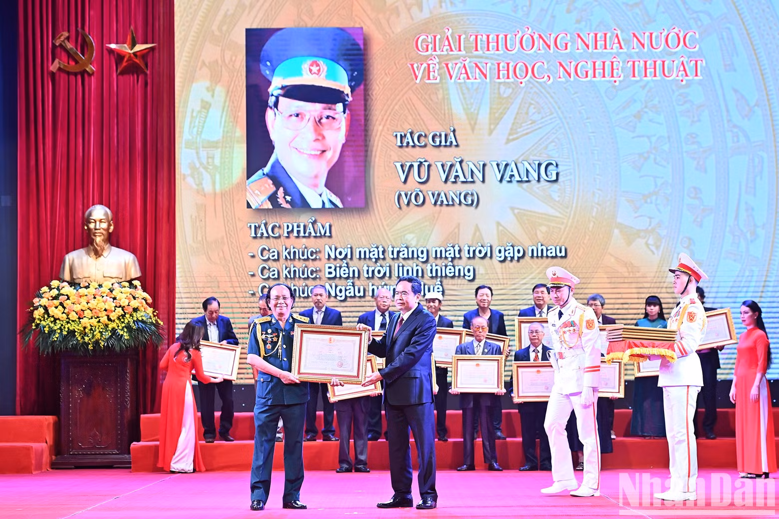 Standing Vice Chairman of the National Assembly Tran Thanh Man presents State Awards to authors and representatives from the authors’ families.