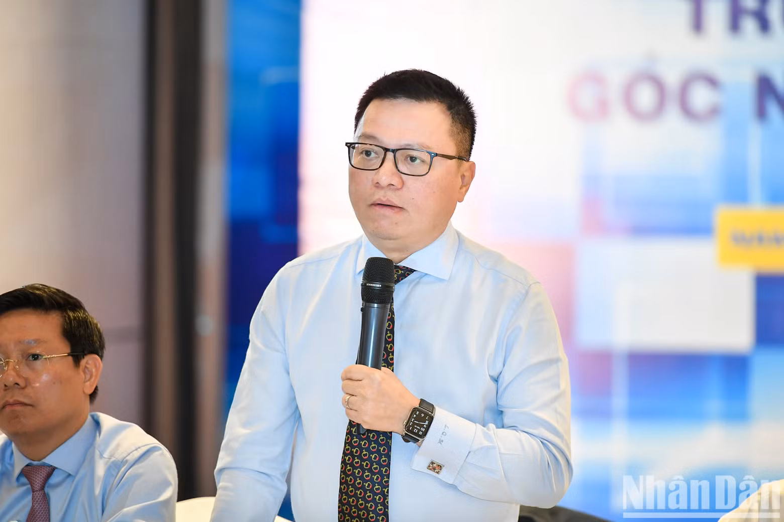 Editor-in-Chief of Nhan Dan Newspaper Le Quoc Minh speaks at the forum.