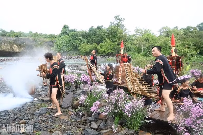 The programme also features many attractive traditional art performances of the Central Highlands ethnic groups.