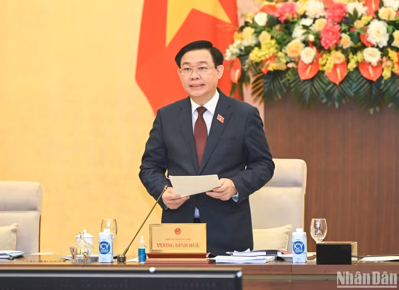 NA Chairman Vuong Dinh Hue delivers an opening speech for the session.