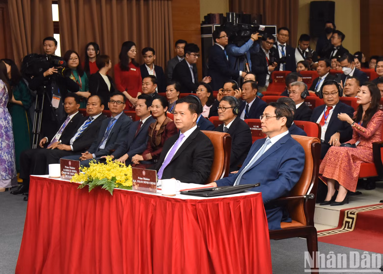PM Pham Minh Chinh and his Cambodian counterpart Samdech Moha Bovor Thipadei Hun Manet meet with lecturers and students of the Foreign Trade University.
