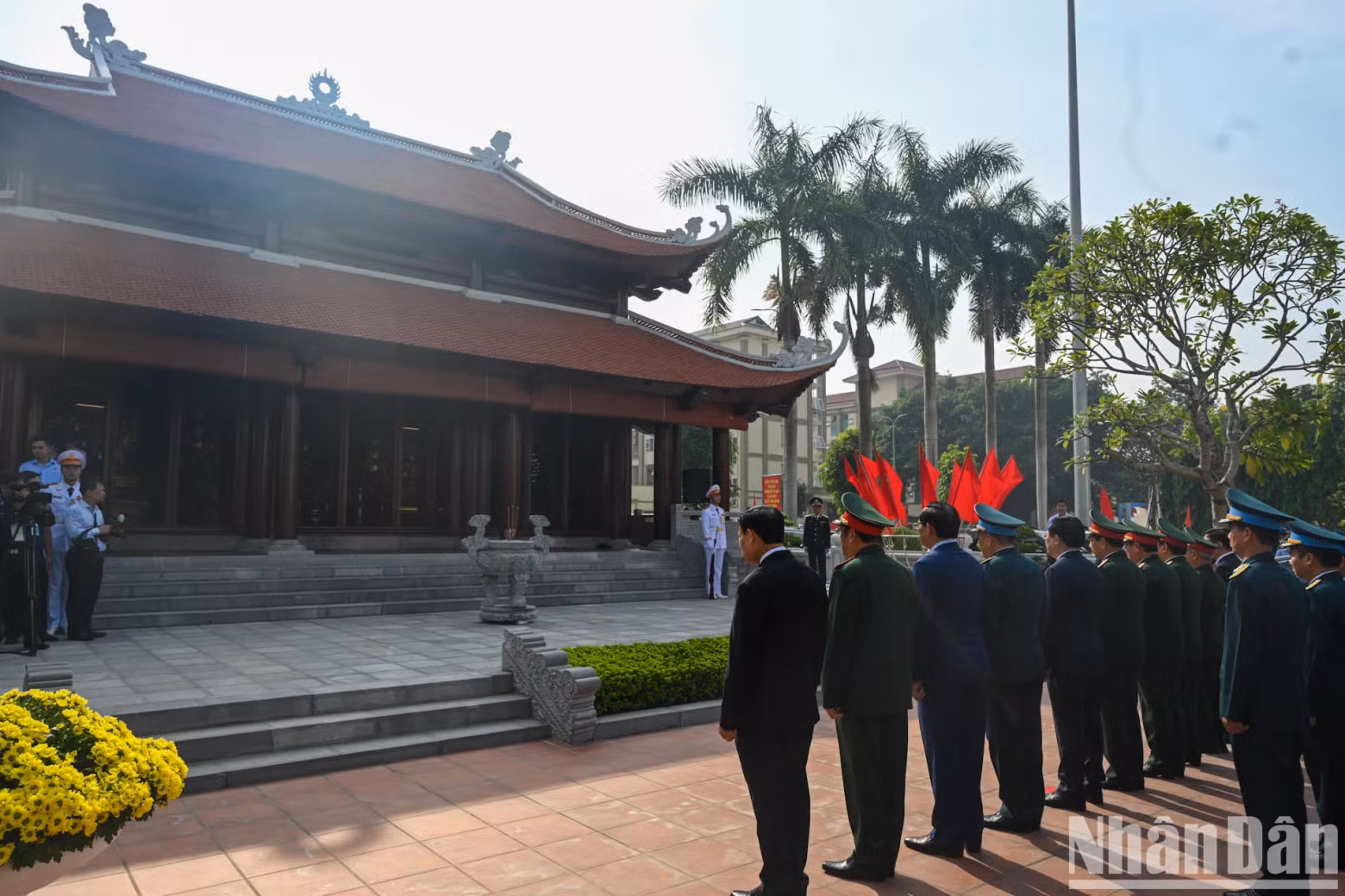 The delegates commemorate President Ho Chi Minh and the fallen soldiers of the ADAF.