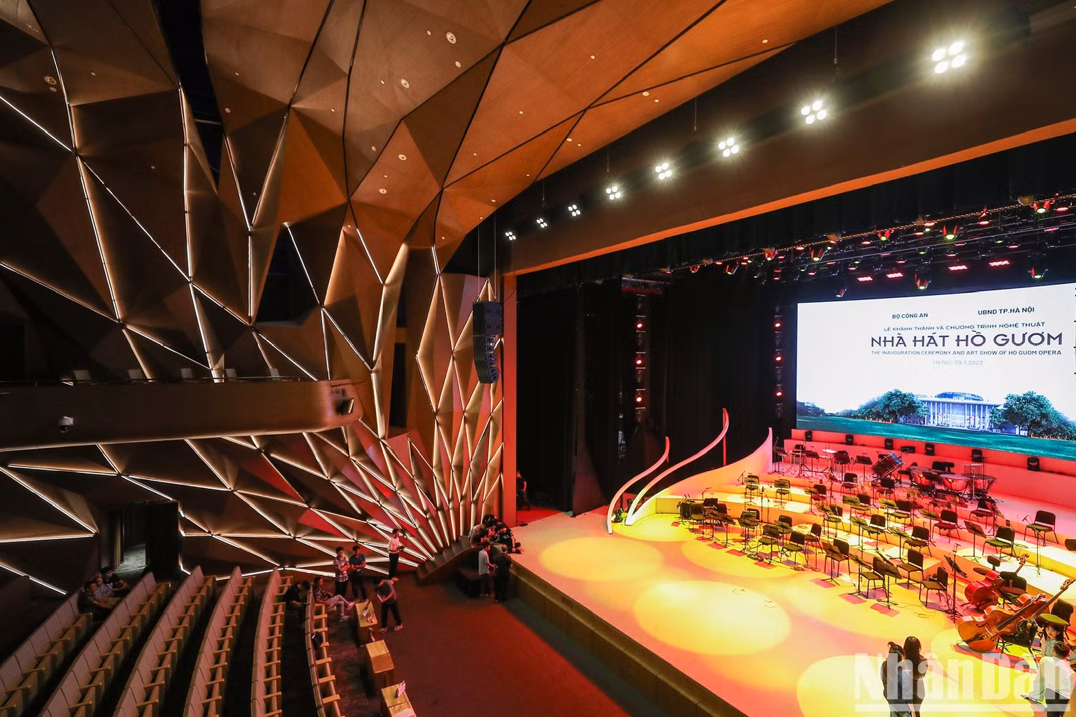 The lighting of Ho Guom Opera features a natural style, meeting a variety of different art forms with distinct performance spaces such as the lights on stage, the lights towards actors and the lights to create artistic scenes.