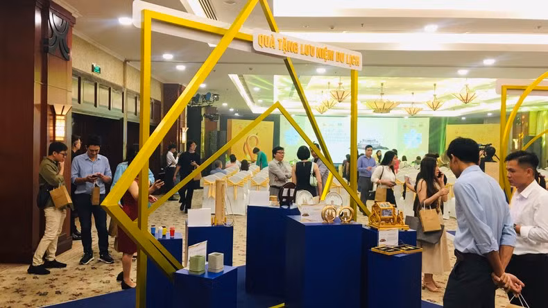 The delegates learn about the products on display at the awarding ceremony.