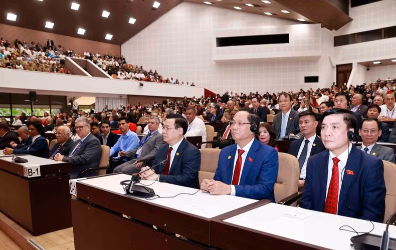 NA Chairman Vuong Dinh Hue attends the special session of the 10th Cuban National Assembly and the celebration of the 62nd anniversary of the Giron Beach Victory. (Photo: DOAN TAN)