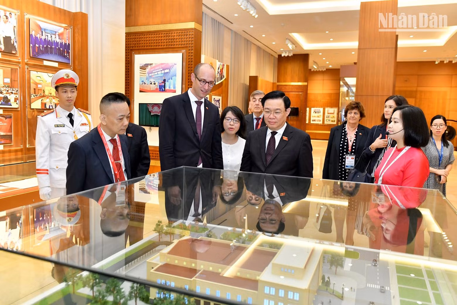 NA Chairman Vuong Dinh Hue and the President of the Swiss National Council Martin Candinas, along with other delegates, visit the Vietnamese National Assembly's historical room.