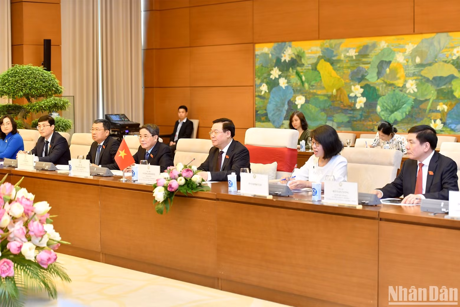 NA leader Vuong Dinh Hue, NA Vice Chairman Nguyen Duc Hai, and other Vietnamese delegates attend the talks.