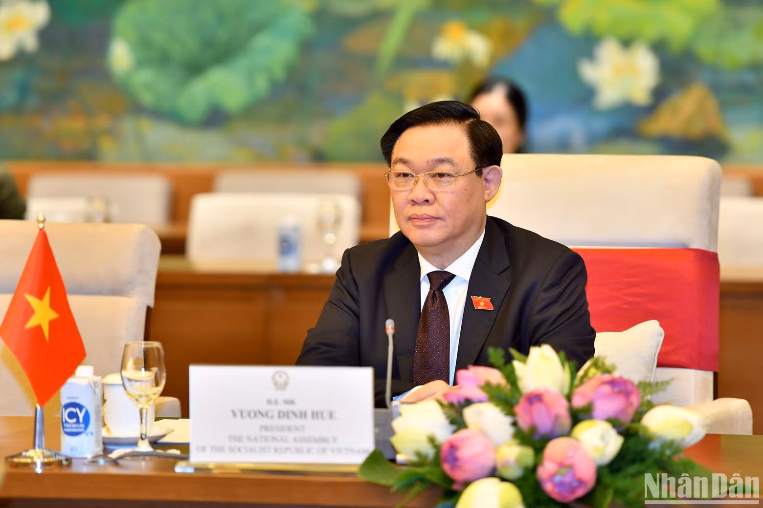 NA Chairman Vuong Dinh Hue delivers a speech at the talks.