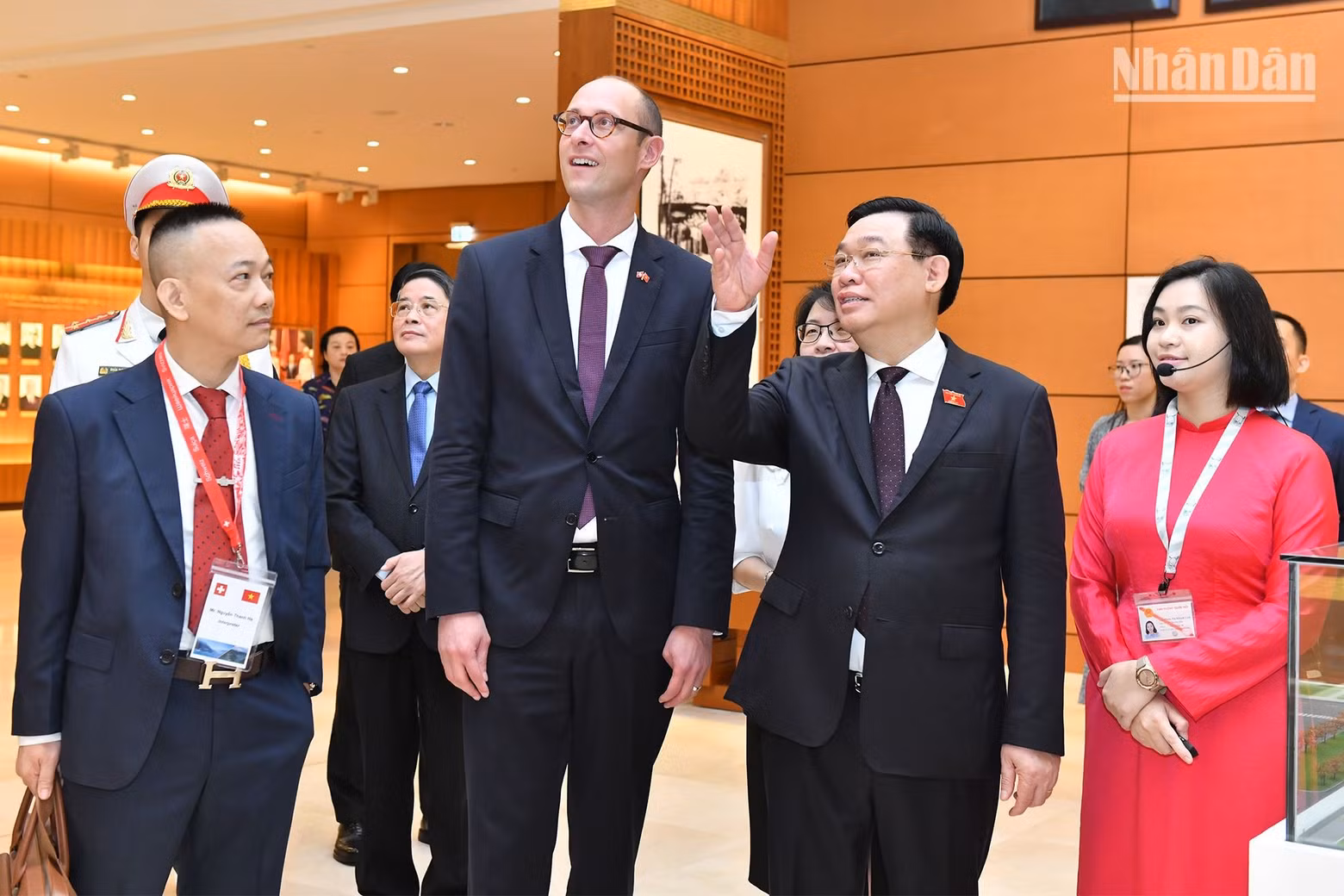 President of the National Council of Switzerland Martin Candinas is introduced to the achievements of the National Assembly of Vietnam.