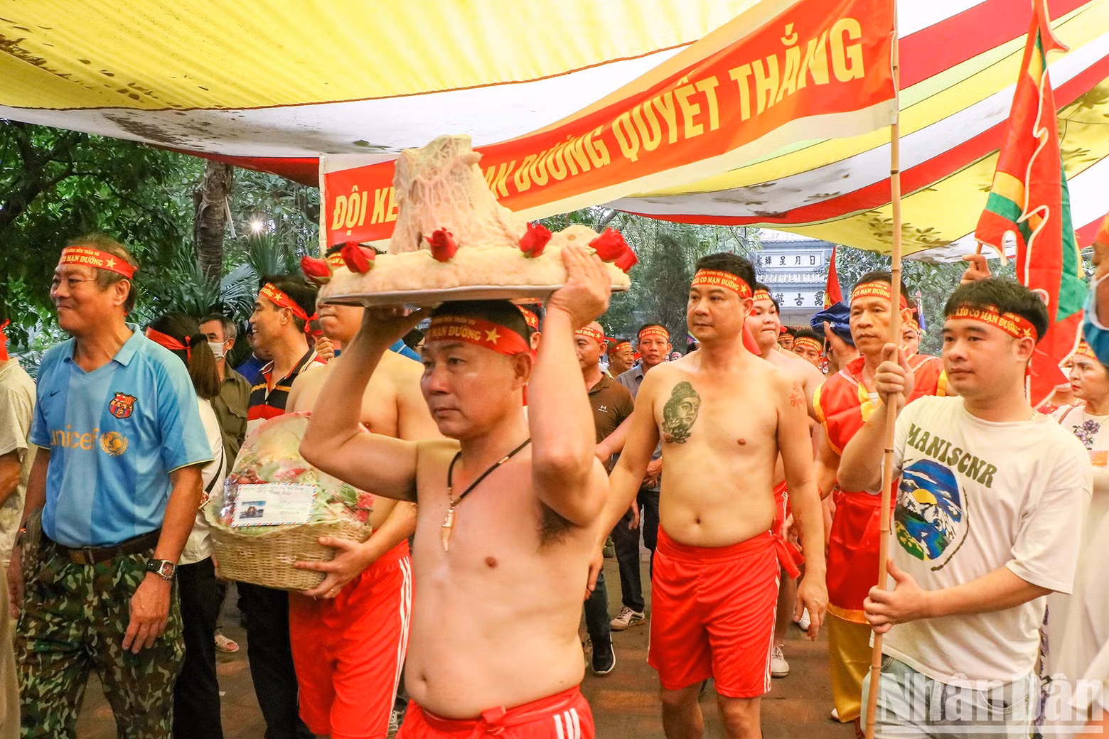 At 9am, the young men who participate in a tug-of-war, prepare offerings including sticky rice and the pigs’ heads and gather in the communal house’s yard, to pay tribute to the saint.
