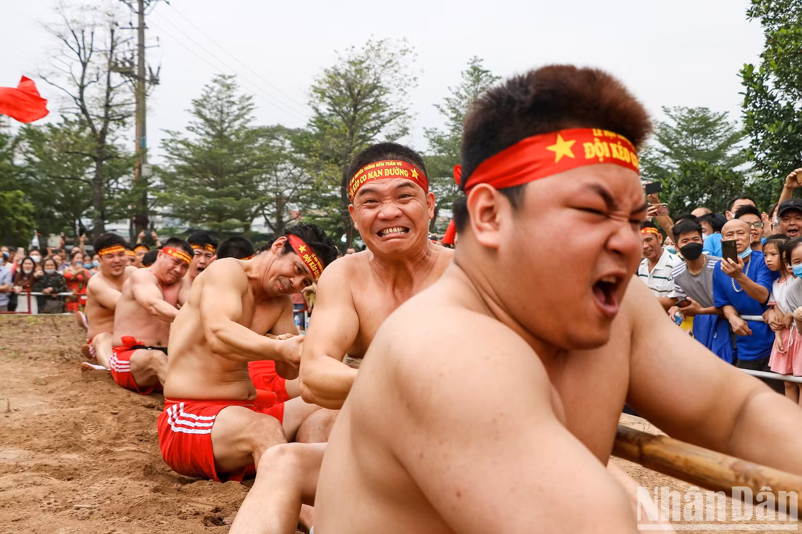 The Man Duong team's members are trying to pull, aiming to bring victory for their team.