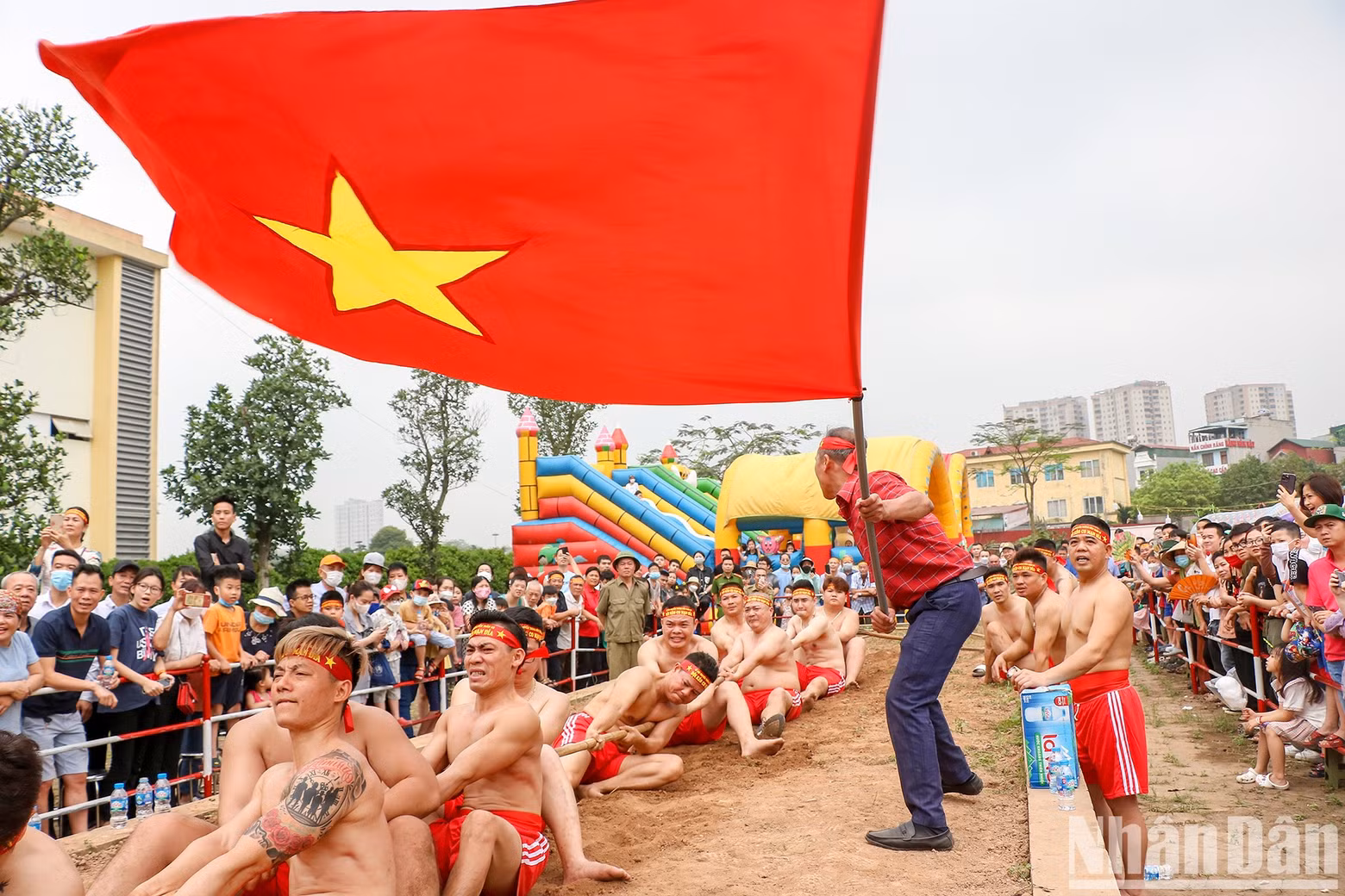 Following the signal by whistle or loudspeaker, the flag holder runs up and down. Both teams struggled to pull the pole towards themselves.