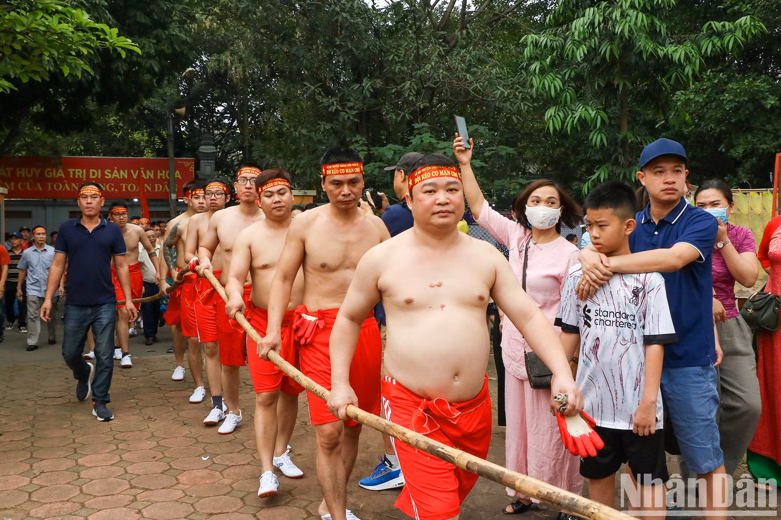 The teams passed the up-to-50m bamboo pole to each other, in the practice area. This year, each team has 19 participants, one flag holder and three heads or vice-heads of the residential areas.
