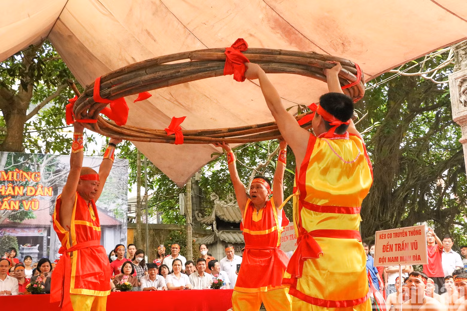 Following the tribute-paying ceremony, the bamboo pole used for tug-of-war practice is raised three times by the captains of the groups, aiming to encourage the morale and spirit of the participants.