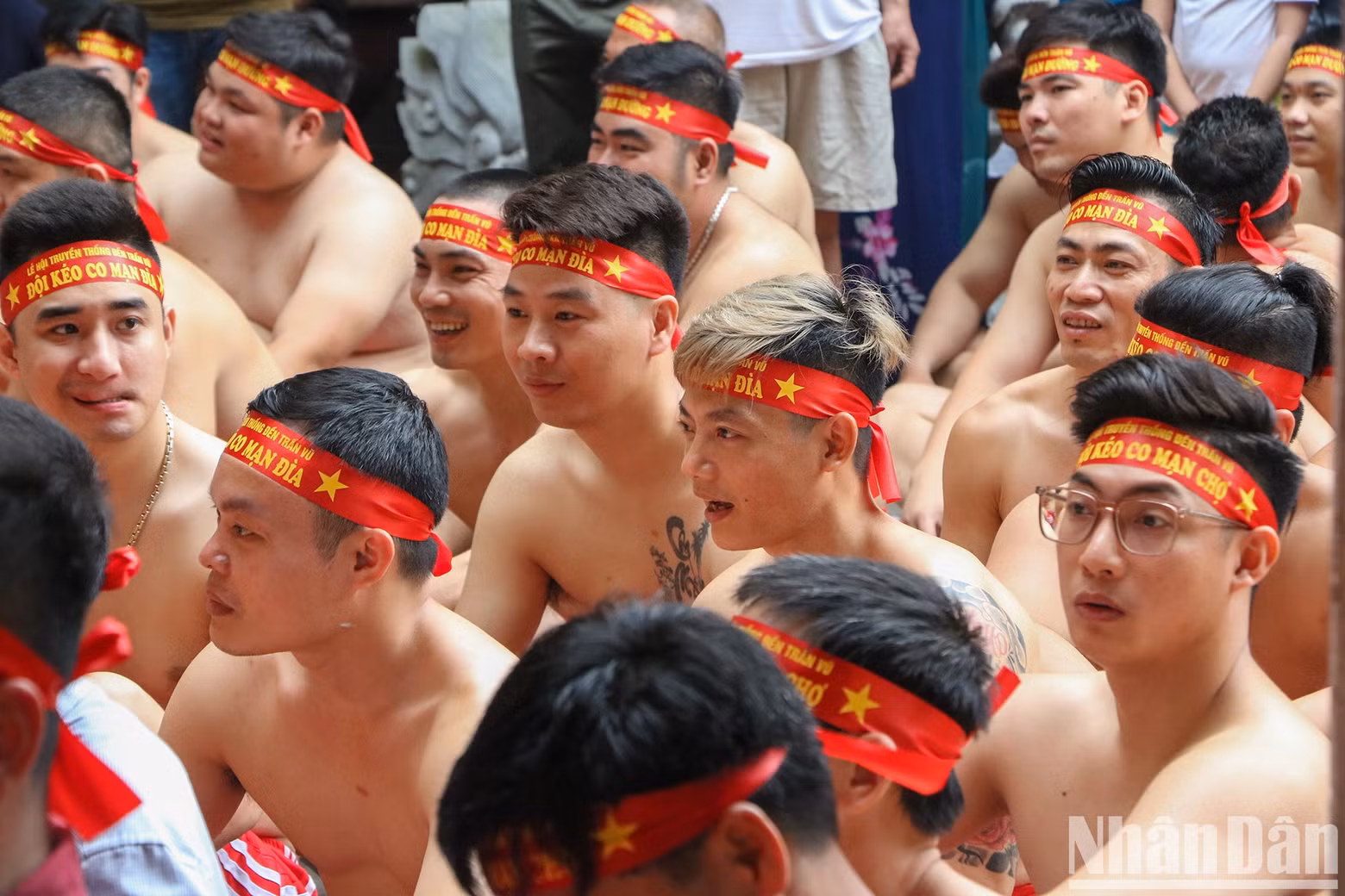 The participants are young people and students living in the locality, with ages ranging between 18 and 25 years old. Male participants are topless and wear red shorts, red headscarves and red belts.