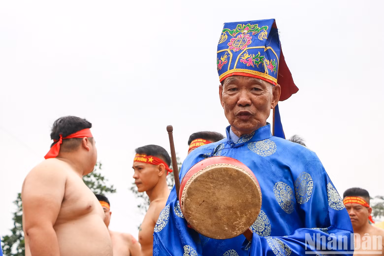 The drummer controls the sitting tug-of-war games.