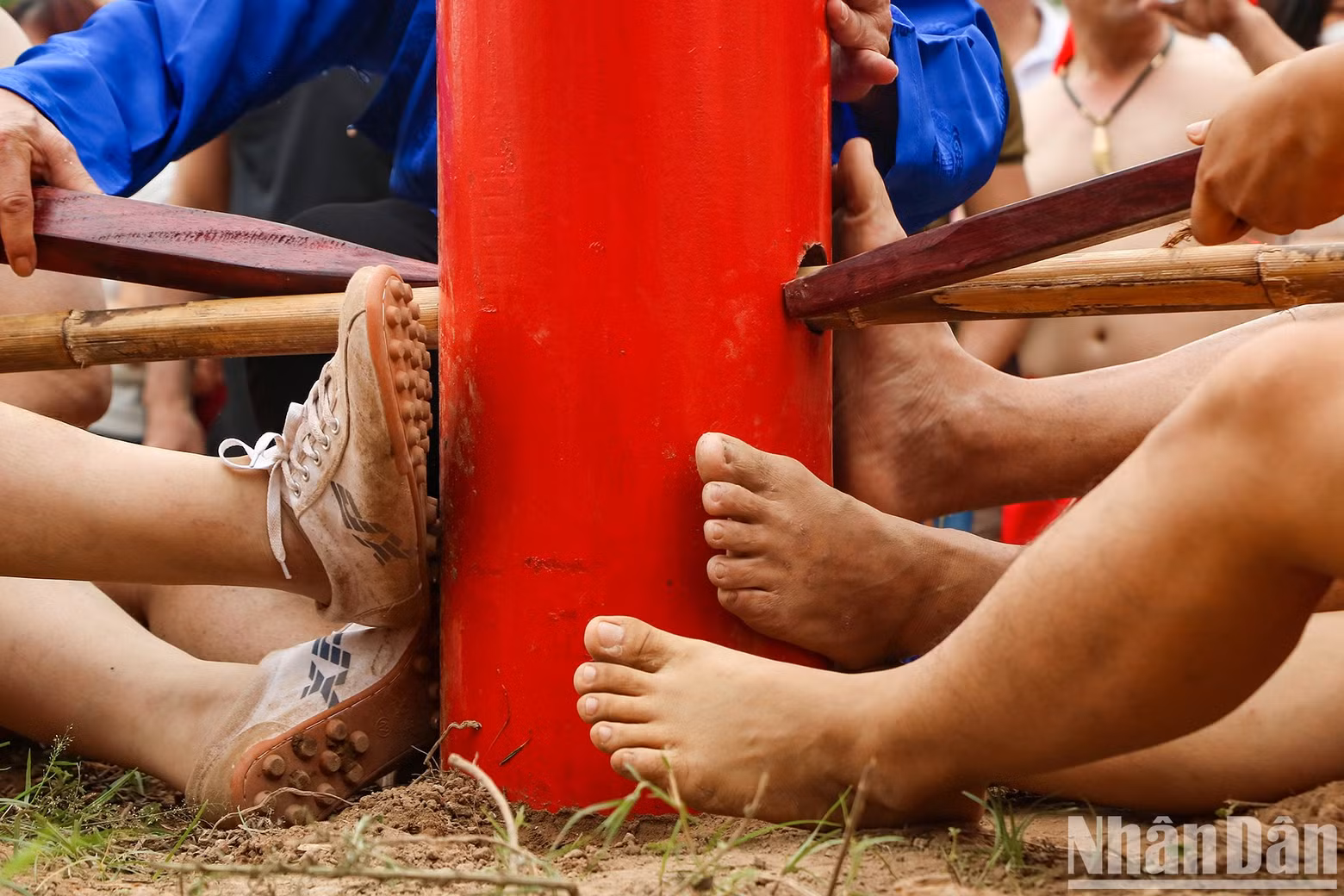 Those in the front row press their feet on an ironwood pillar, making it easier to pull the pole.