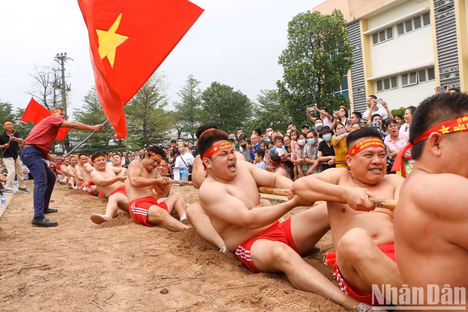 The sound of drums, the fluttering flags and the cheers of the audience seem to encourage the participants.