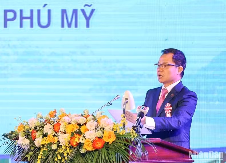 A representative from Phu My Group speaks at the conference.