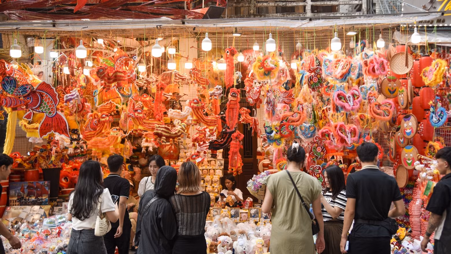 The bustle and brilliance of Hang Ma Street during the Mid-Autumn Festival is a familiar image for all people in the capital city of Hanoi. The bustle and brilliance of Hang Ma Street during the Mid-Autumn Festival is a familiar image for all people in the capital city of Hanoi.