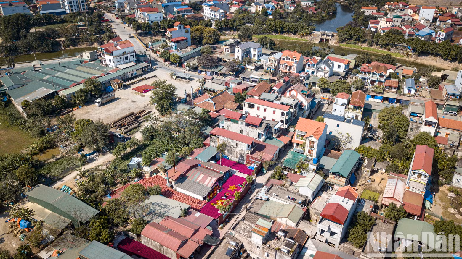 Located in Ung Hoa District, 35 kilometres from downtown of Hanoi, Quang Phu Cau Village is famous for its century-old craft. The village is bustling throughout the year but is most exciting in the days near Tet. The red colour of the incense seems to be more brilliant in the sunlight, attracting the eyes of any visitors.