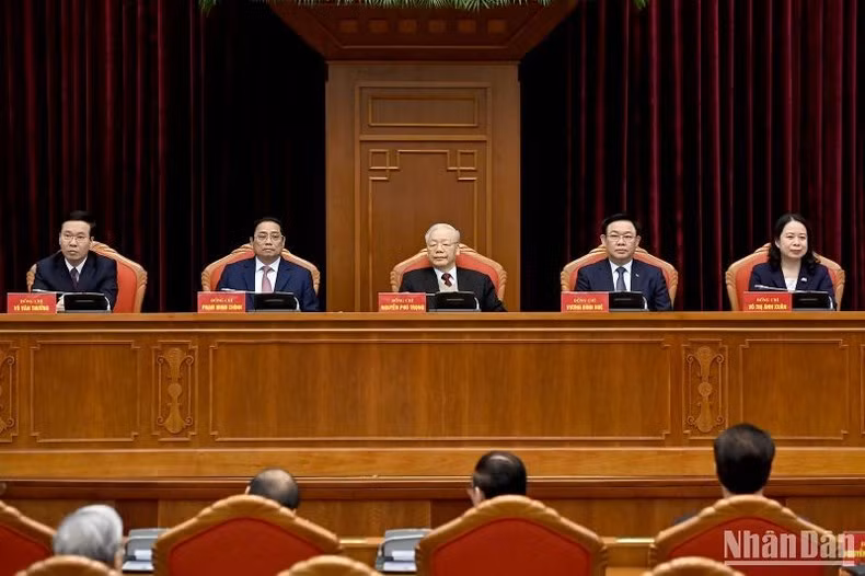 Party General Secretary Nguyen Phu Trong, PM Pham Minh Chinh, NA Chairman Vuong Dinh Hue, Permanent member of the Secretariat Vo Van Thuong and Acting President Vo Thi Anh Xuan chair the conference.