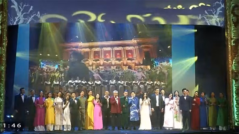 Singers perform the song "Dan chim Viet" to close the programme. Singers perform the song "Dan chim Viet" to close the programme.