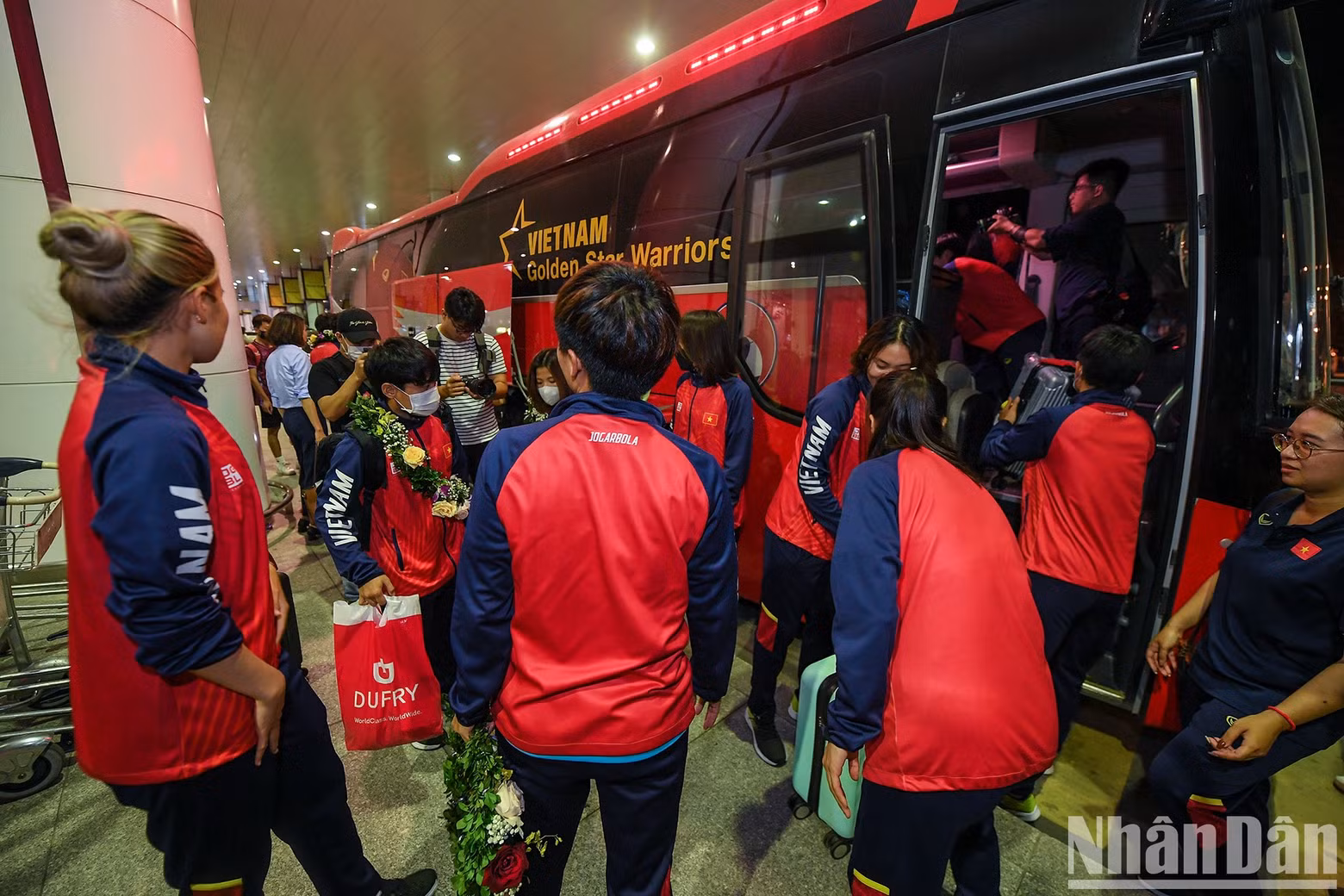 In Pictures: Vietnamese women’s football team returns home to fans’ warm welcome ảnh 12