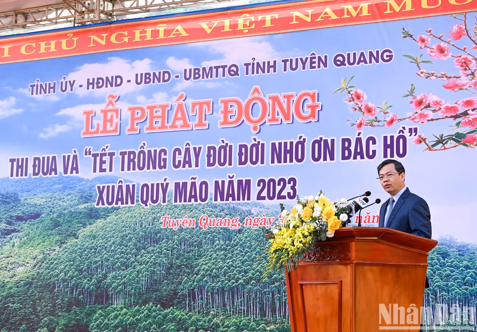 Chairman of Tuyen Quang Provincial People’s Committee Nguyen Van Son speaks at the ceremony.