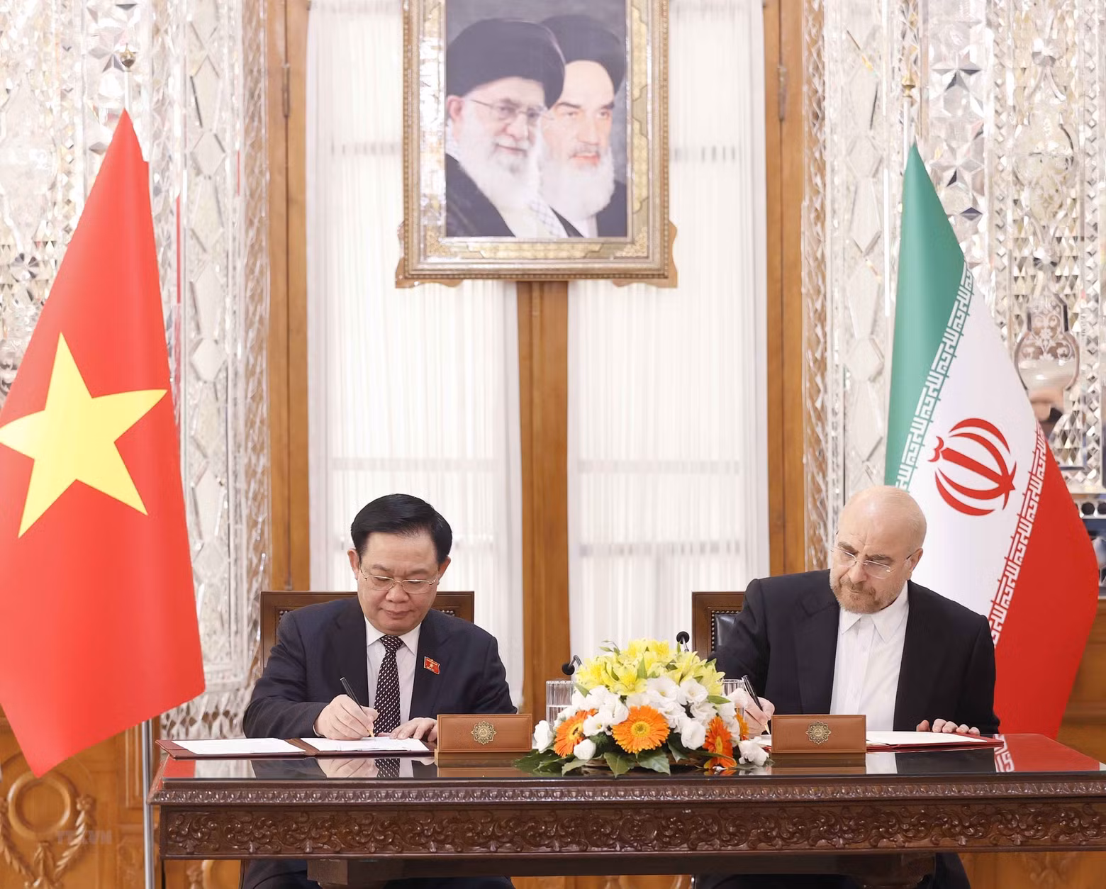 Vietnamese NA Chairman Vuong Dinh Hue and Speaker of the Iranian Parliament Mohammad Baqer Qalibaf signed an MoU on cooperation between the parliaments in Tehran on August 8. (Photo: VNA)
