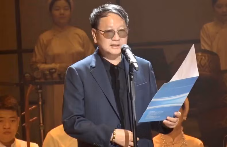 Major General-Musician Duc Trinh speaks at the programme.