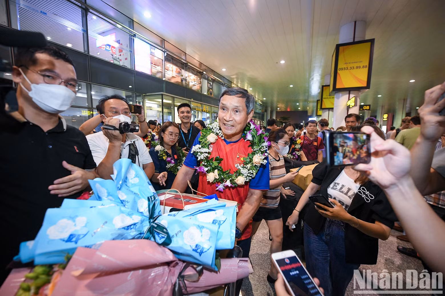In Pictures: Vietnamese women’s football team returns home to fans’ warm welcome ảnh 10