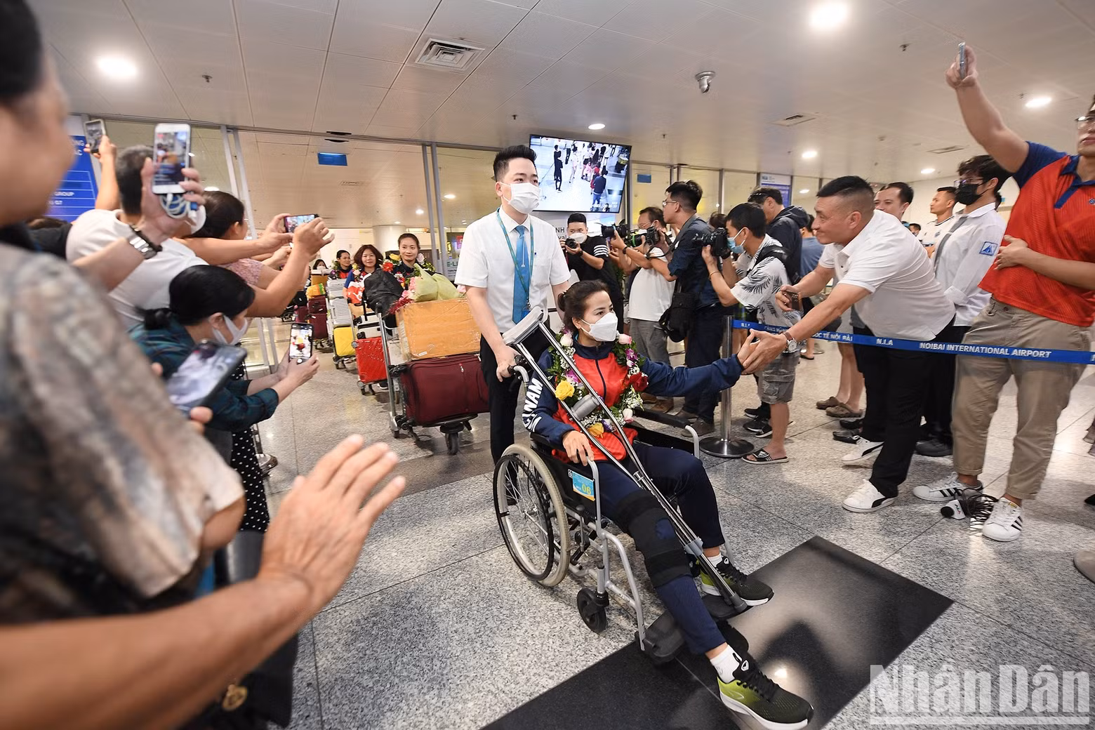 In Pictures: Vietnamese women’s football team returns home to fans’ warm welcome ảnh 6