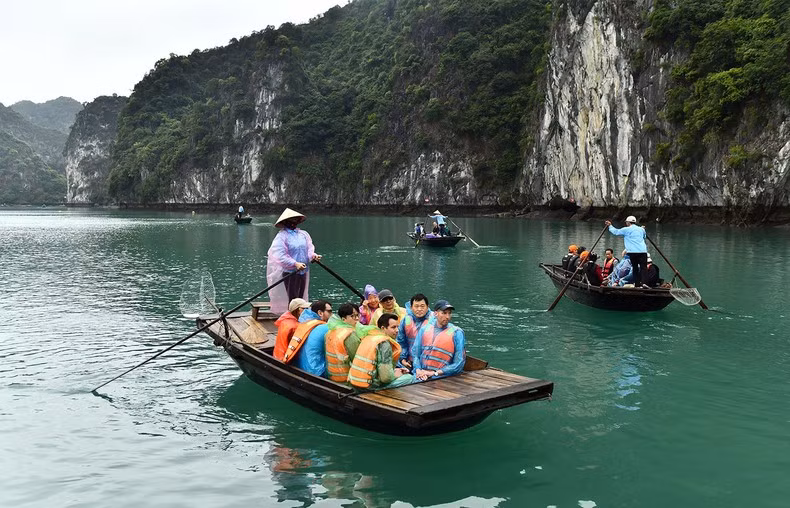Foreign tourits explore the beauty of Lan Ha Bay in Cat Ba Island District of Hai Phong City. (Photo: Thanh Truc) Foreign tourits explore the beauty of Lan Ha Bay in Cat Ba Island District of Hai Phong City. (Photo: Thanh Truc)