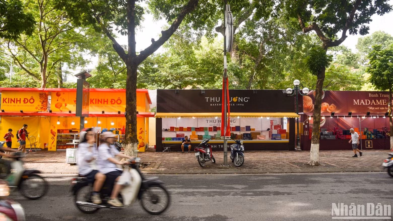 Kiosks selling mooncakes were set up very early on Phan Dinh Phung Street, Ba Dinh Street, Hanoi, to serve people’s needs. Kiosks selling mooncakes were set up very early on Phan Dinh Phung Street, Ba Dinh Street, Hanoi, to serve people’s needs.