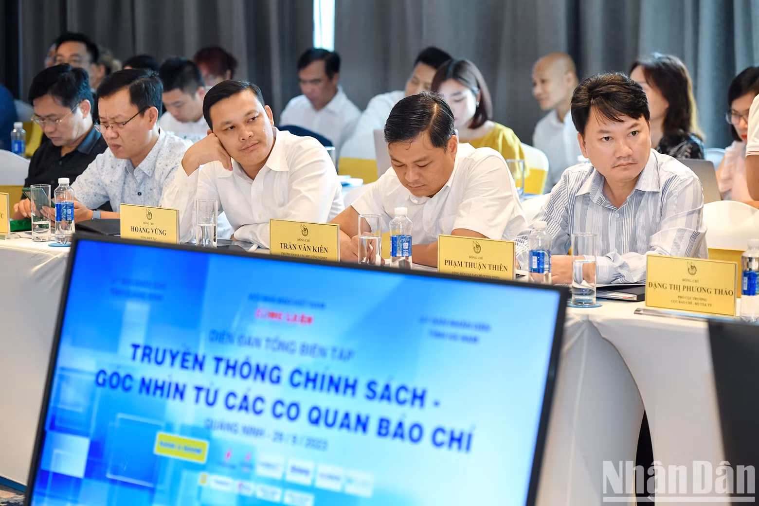 Delegates attend the forum.