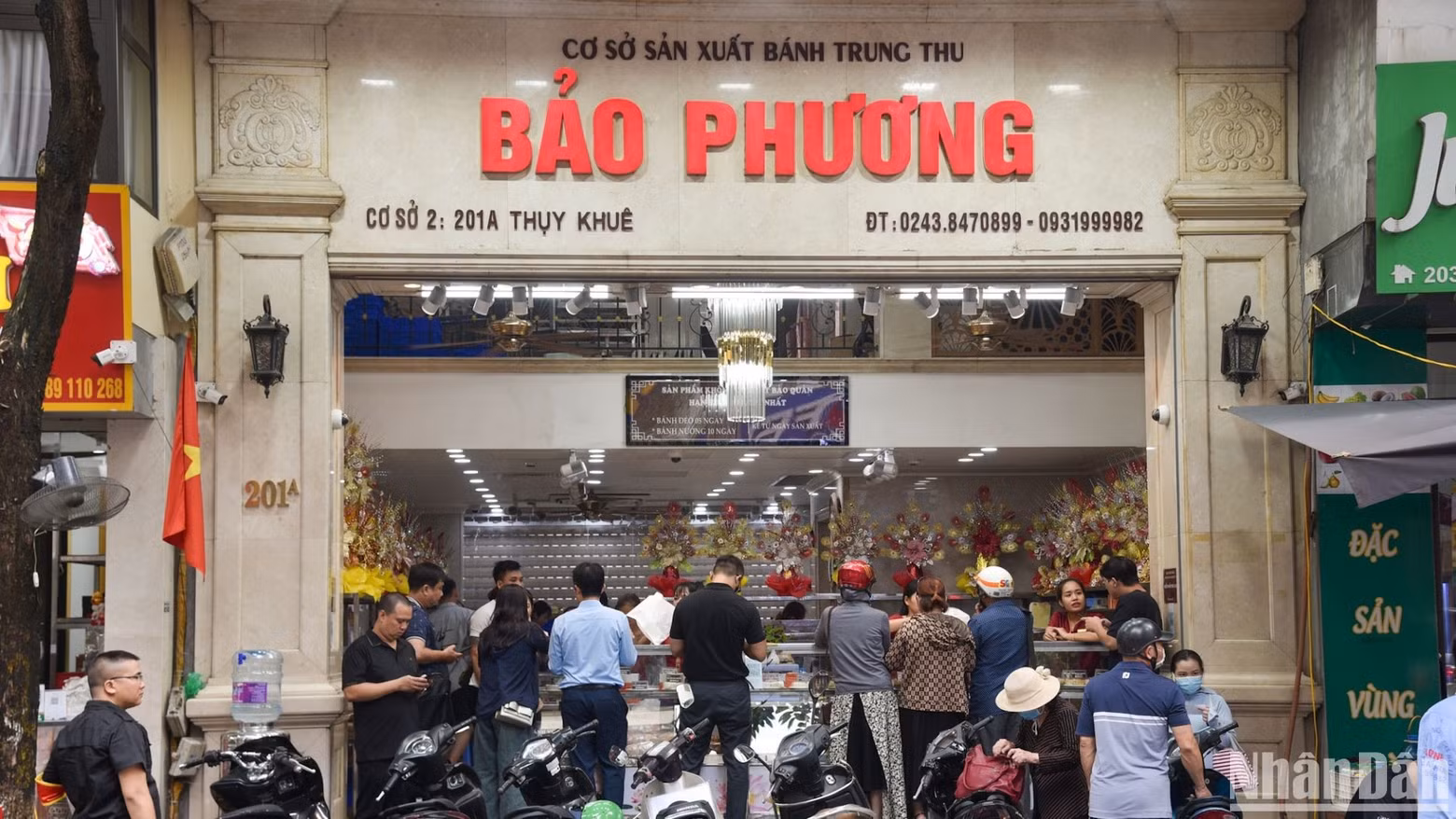 A traditional mooncake shop on Thuy Khue Street, Tay Ho District, has also gradually become crowded. A traditional mooncake shop on Thuy Khue Street, Tay Ho District, has also gradually become crowded.
