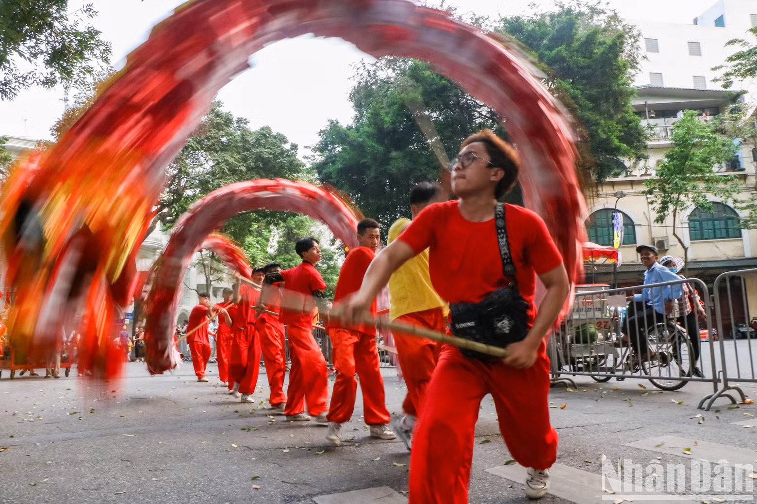 The skilful and beautiful dragon dance performance by the young people from the Dong Do Event Group.