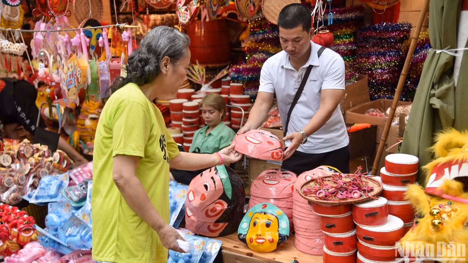 The bustling shopping atmosphere of the people in the streets. The bustling shopping atmosphere of the people in the streets.
