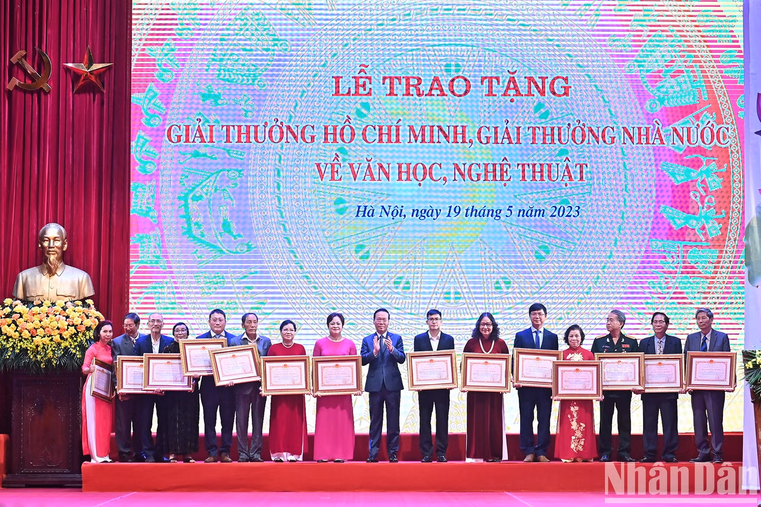 President Vo Van Thuong presents Ho Chi Minh Awards to authors and representatives from the authors’ families.